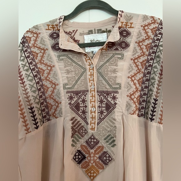 Boys Johnny Was Hayes Blouse in Dusty Pink Embroidered Silk Henley Top S - Picture 6 of 10